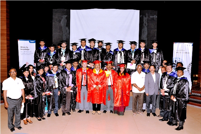 Mr_%20Shishir%20Joshipura%20at%20BITS%20Pilani%20with%20First%20Batch%20of%20WILP.JPG