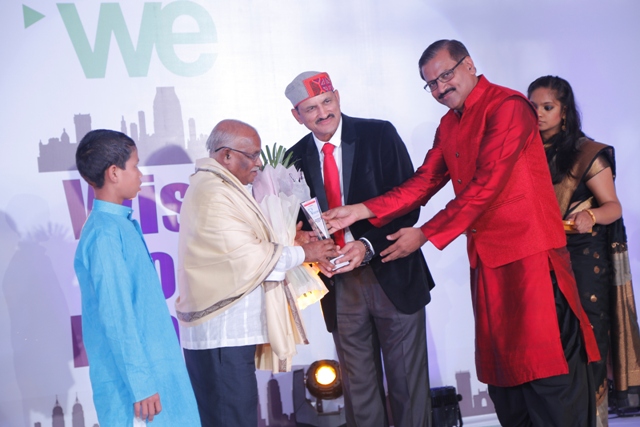 Prof%20Dr%20Uday%20Salunkhe%20felicitates%20%20Magsaysay%20Award%20winner%20Padmashri%20Dr%20Jockin%20Arputham%20with%20the%20Peace%20award%20(2).jpg