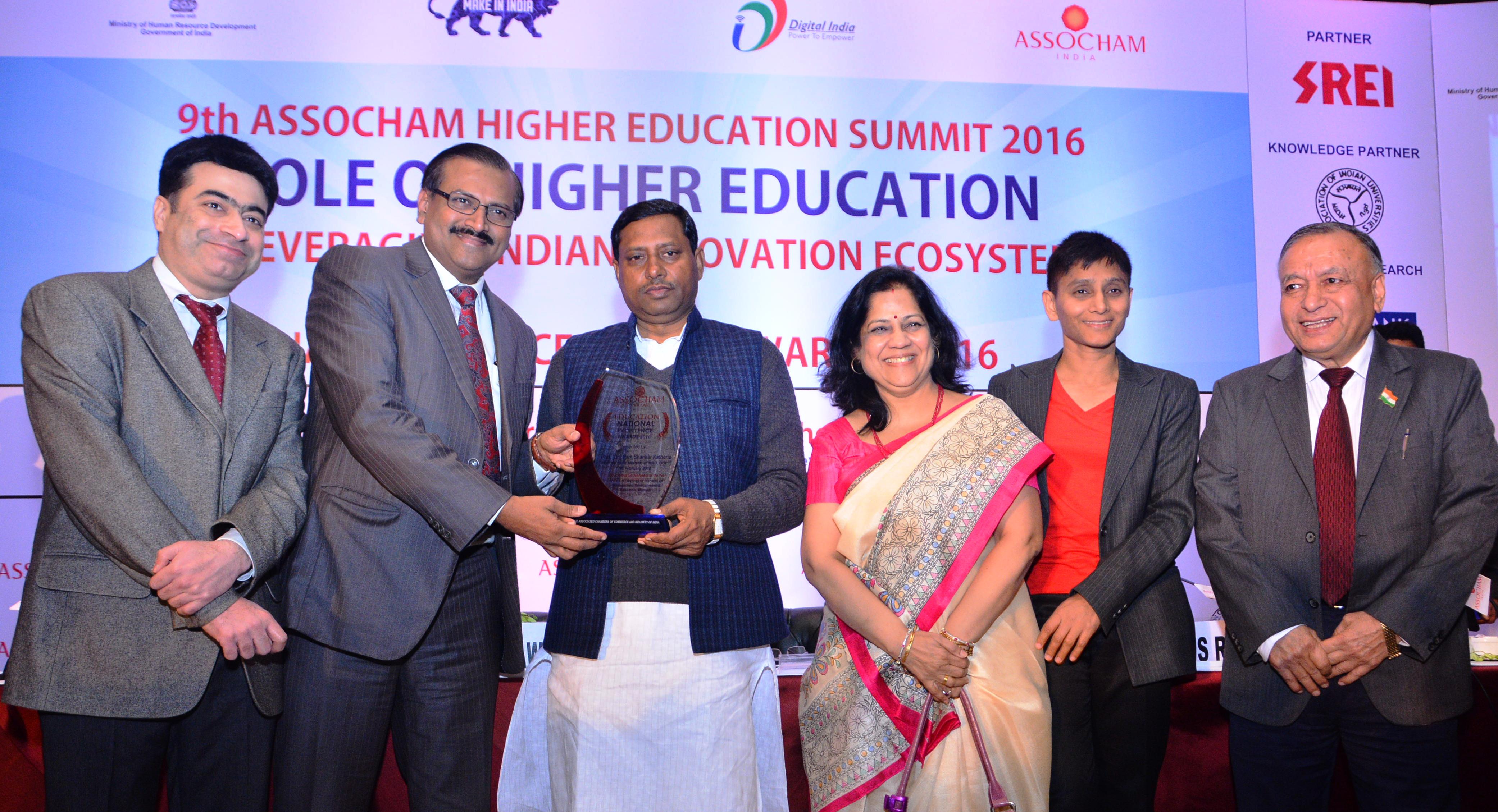 WeSchool%20team%20accepting%20theASSCHOM%20Awards.JPG