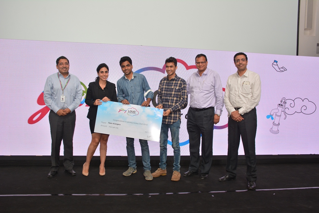 Nisaba%20Godrej,%20Executive%20Director,%20GCPL,%20and%20Mr_%20Vivek%20Gambhir,%20Managing%20Director,%20GCPL%20with%20the%20winners%20of%20the%20fourth%20edition%20of%20Godrej%20LOUD%20(Live%20Out%20Ur%20Dream),%20a%20unique%20campus%20recruitment%20in.JPG