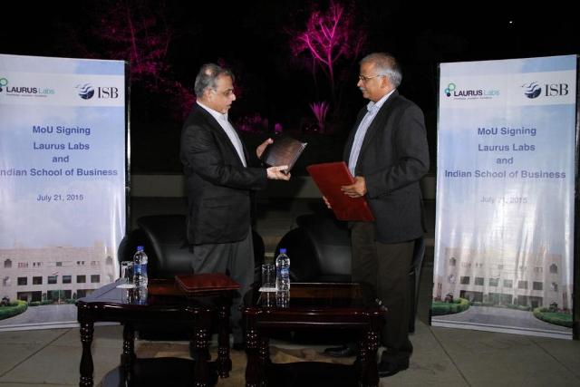 Ajit%20Rangnekar%20and%20Dr%20Satyanarayana%20Chava%20signing%20the%20MOU%20for%20the%20alumni%20endowment%20(2).JPG