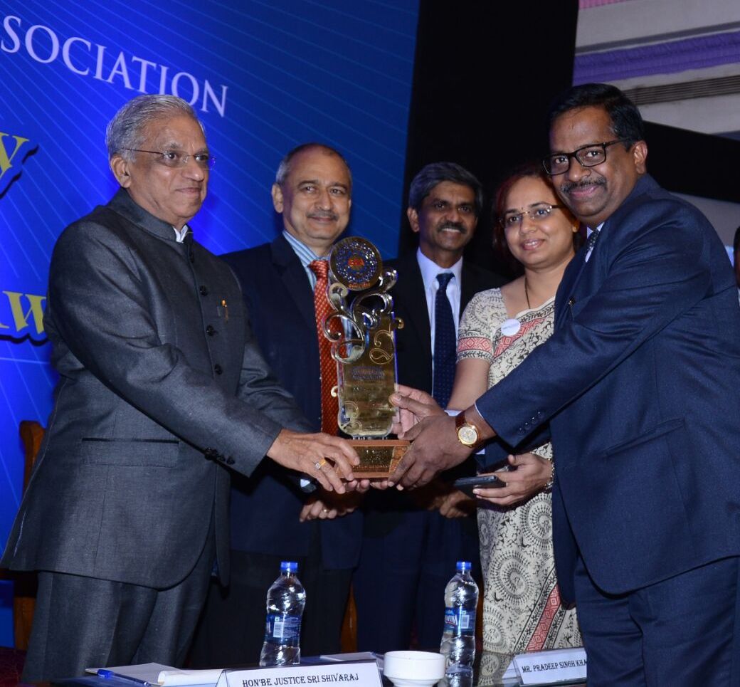 Dr%20Anil%20Rao%20receiving%20the%20B%20School%20of%20the%20Year%20Award%20from%20Justice%20Shivraj%20Patil.jpg