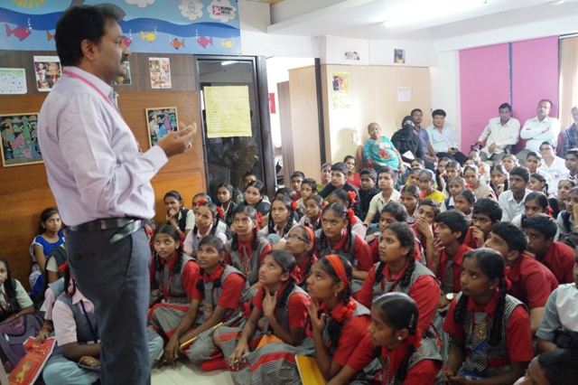 1Mr_%20Narendra%20Kumar%20Dundu,%20Executive%20Director%20India,%20Mumbai%20Smiles%20giving%20motivational%20speech%20to%20Future%20Smiles%20students%20during%20scholarship%20distribution.JPG