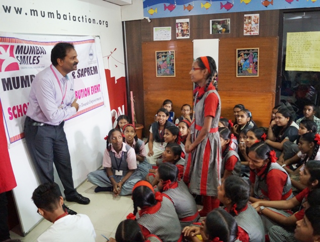 2Mr_%20Narendra%20Kumar%20Dundu,%20Executive%20Director%20India,%20Mumbai%20Smiles%20giving%20motivational%20speech%20to%20Future%20Smiles%20students%20during%20scholarship%20distribution.JPG