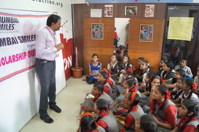 Mr_%20Narendra%20Kumar%20Dundu,%20Executive%20Director%20India,%20Mumbai%20Smiles%20giving%20motivational%20speech%20to%20Future%20Smiles%20students%20during%20scholarship%20distribution.JPG