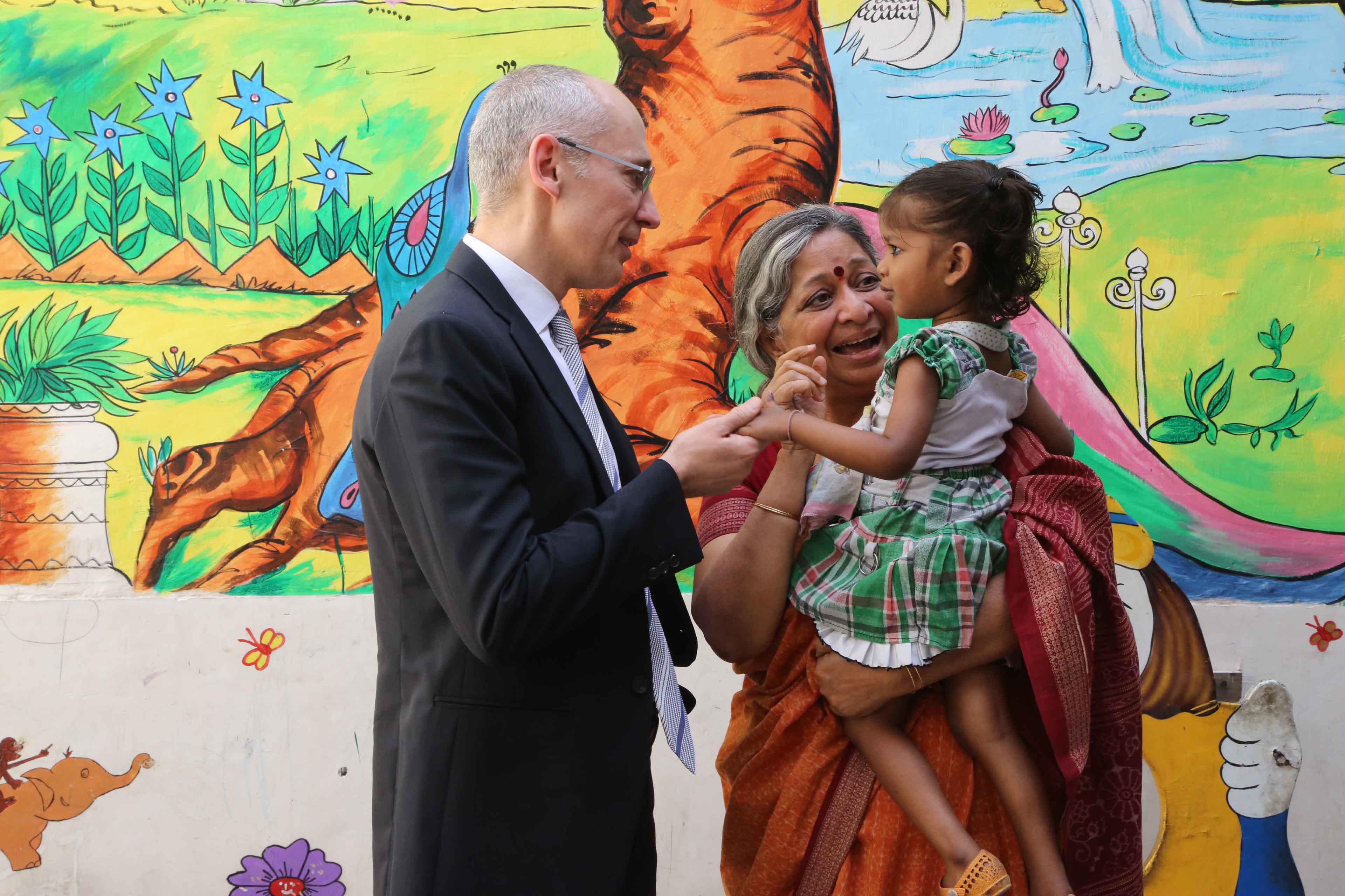 Britannica%20President%20Jorge%20Cauz%20and%20Katha%20founder%20Geeta%20Dharmarajan%20with%20a%20student%20at%20school%20for%20slum%20dwellers%20in%20South%20Delhi%20EY2B3620.jpg