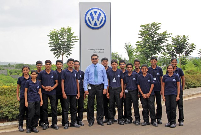 Mr_%20Vijayan%20KT%20with%20the%20students%20of%20the%20fourth%20batch%20of%20Mechatronics%20Apprenticeship%20Programme.jpg