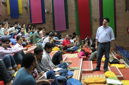 Vineet%20Nayar,%20Ex%20HCL%20CEO%20addresses%20MICAns%20in%20his%20session%20at%20MICA.JPG
